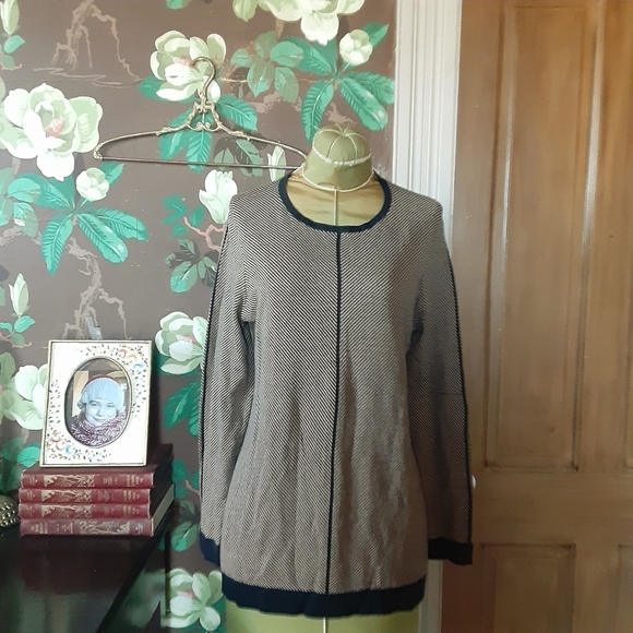 FOXCROFT Long Sleeve Top w/Buttons Down the Back Size Medium - Picture 1 of 11